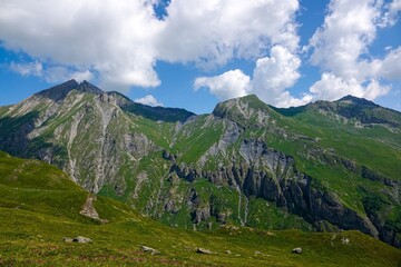 Massif de montagnes à plus de 2000 mètres d'altitude dans les Alpes à Bourg-Saint-Maurice, avec...