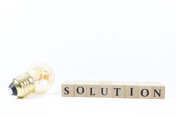 ひらめきと解決策を表す電球とSOLUTONの文字