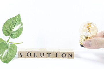 ひらめきと解決策を表す電球とSOLUTONの文字
