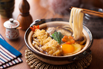 【鍋焼きうどん】小さな鍋の隅々まで旨味が染み込んだ熱々の鍋焼きうどん。