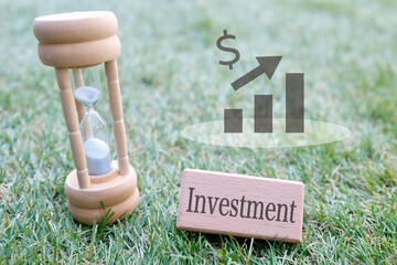 投資と時間の概念を表す砂時計と成長グラフ