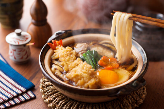 【鍋焼きうどん】小さな鍋の隅々まで旨味が染み込んだ熱々の鍋焼きうどん。