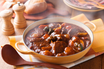 【ビーフシチュー】ごろごろ大きな牛すね肉をコトコト煮込んだビーフシチュー。