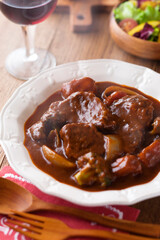 【ビーフシチュー】ごろごろ大きな牛すね肉をコトコト煮込んだビーフシチュー。