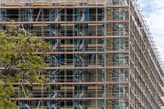 Modern construction: the front of the building is completely in scaffolding