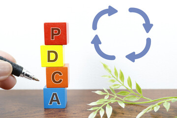 PDCAサイクルとブロックとペンのビジネス概念