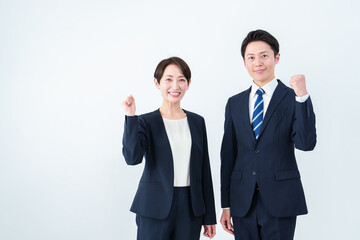 ガッツポーズをするビジネスパーソン