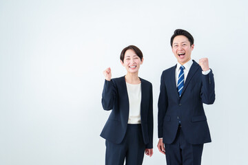 ガッツポーズをするビジネスパーソン
