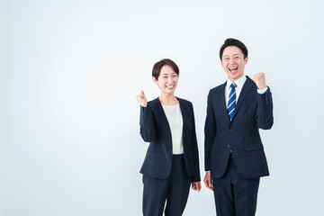 ガッツポーズをするビジネスパーソン