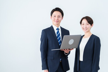 パソコンを持つビジネスパーソン