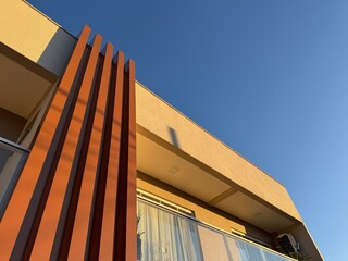 construção sobrado com detalhe arquitetônico 