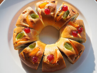 Pan de rosca don frutas en la parte superior.