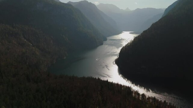 Luftaufnahme des Koenigssees in Schoenau am Koenigssee, Landkreis Berchtesgadener Land, Bayern, Deutschland. Der klare Gebirgssee beeindruckt mit fjordartigem Charakter und unberuehrter Natur. 
