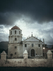 alte spanische Kirche auf den Philippinen Oslob bewoelkt duestere stimmung
