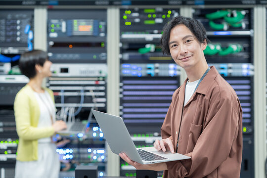 サーバをメンテナンスをするエンジニア　撮影協力：スカパー東京メディアセンター