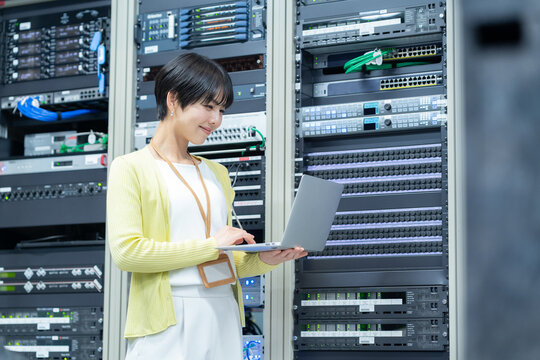 サーバをメンテナンスをするエンジニア　撮影協力：スカパー東京メディアセンター - Powered by Adobe