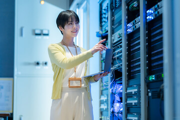 サーバをメンテナンスをするエンジニア　撮影協力：スカパー東京メディアセンター