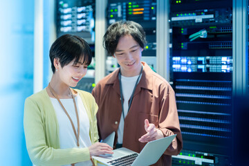 サーバをメンテナンスをするエンジニア　撮影協力：スカパー東京メディアセンター