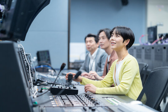 テレビ局の調整室で働くディレクター　撮影協力：スカパー東京メディアセンター