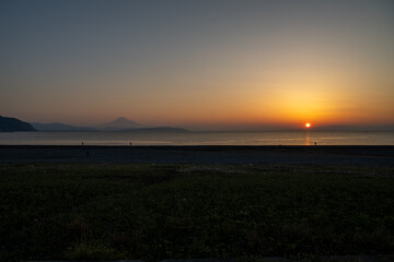 Obraz premium 焼津・石津浜の朝日と静かな海 / Sunrise over the Tranquil Sea at Ishizuhama Beach, Yaizu