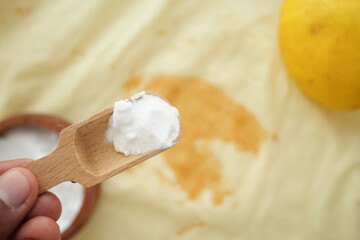 Baking soda and lemon for removing stain form cloth 