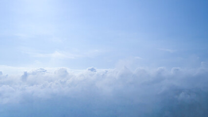 Obraz premium Serene Sky Above Clouds: A Panoramic View of the Atmosphere's Majesty