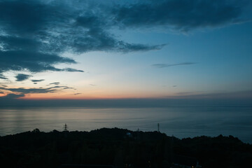 Fototapeta premium 夕焼け・朝焼けの空 静かな海の背景 夏の自然の風景 アウトドア・バカンスの風景