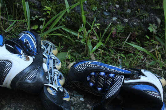 blue skates with strong textured stripes, with which sports and competitions are practiced, or they are also used just for hobby.