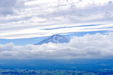 雲をまとった富士山。誓いの丘（小山町）からの眺望