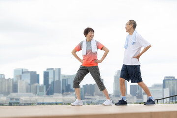 Fototapeta premium 運動をするシニア男女