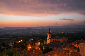 Dorf Bonnieux, Provence, Luberon, Frankreich am Abend mit leuchtenden Straßelaternen....