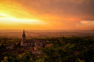Obraz premium Dorf Bonnieux, Provence, Luberon, Frankreich. Panoramablick vom Dorf auf die Vaucluse-Berge im Sommer. Wundervoller Sonnenuntergangshimmel