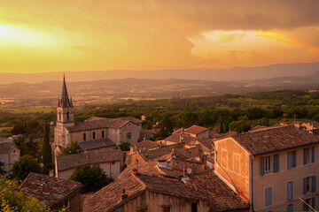 Dorf Bonnieux, Provence, Luberon, Frankreich. Panoramablick vom Dorf auf die Vaucluse-Berge im...
