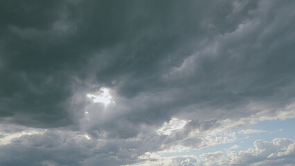 Obraz premium Witnessing a Dramatic, Overcast Cloudy Sky Accompanied by Beautiful Hints of Sunlight