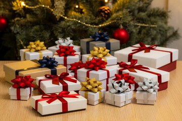 クリスマスツリーの前に並ぶプレゼントの箱