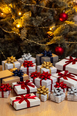 クリスマスツリーの前に並ぶプレゼントの箱