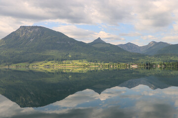 Wolfgangsee im Morgenlicht; Blick von St. Wolfgang über den See