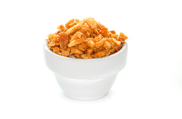 fried red onions, Crispy fried onions in a white bowl are fried to a golden brown color. Benefits of Shallots prevent heart disease Help reduce fat in blood vessels.