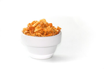 fried red onions, Crispy fried onions in a white bowl are fried to a golden brown color. Benefits of Shallots prevent heart disease Help reduce fat in blood vessels.