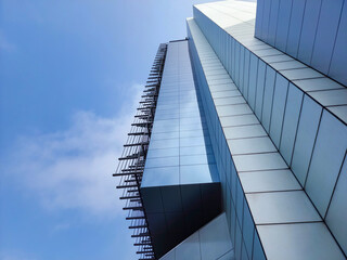 Obraz premium Giant skyscraper facade with metal supports and glass panels