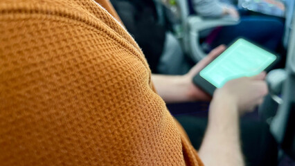 移動中に電子書籍を読む男性