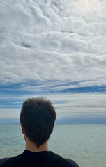 海を眺める男性2