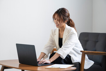仕事をする女性
