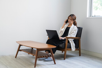 仕事をする女性