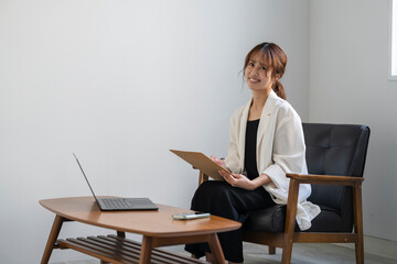 仕事をする女性