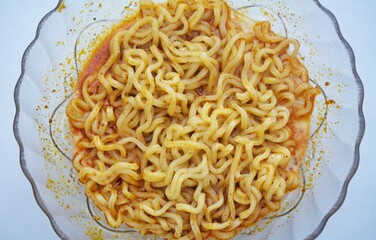 Spicy Instant Noodles in Glass Bowl: Close-up of Tangy, Curried Ramen