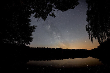 Milchstraße über dem See bei Nacht
