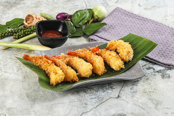 Shrimp tempura with spicy sauce