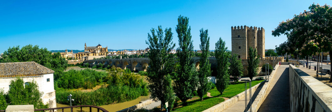 Panoramic View of C&oacute;rdoba&rsquo;s Roman Bridge, Mosque-Cathedral and Calahorra Tower