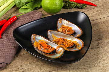 Messels with lemongrass and tomato